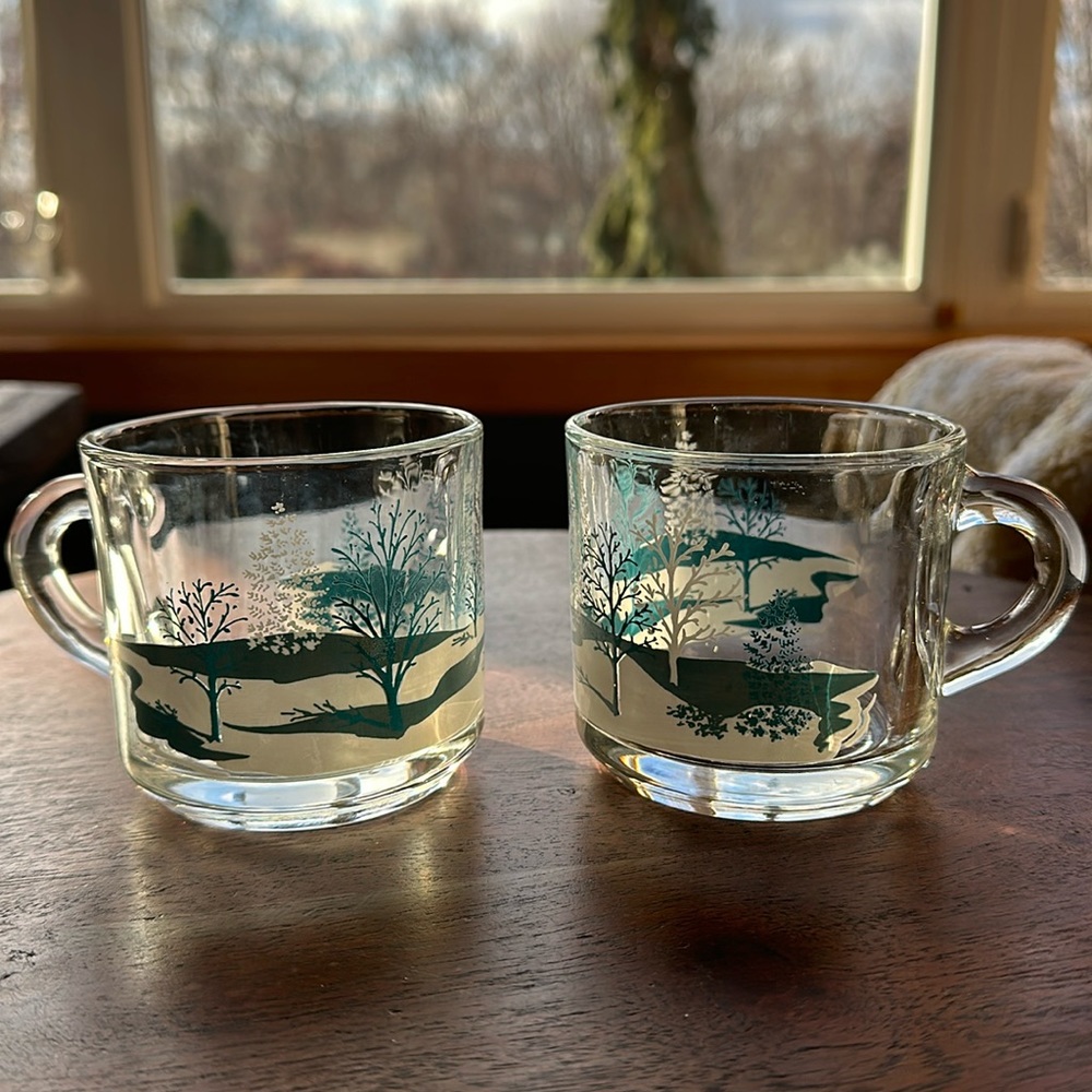 Vintage anchor hocking clear glass winter mugs. In excellent condition!